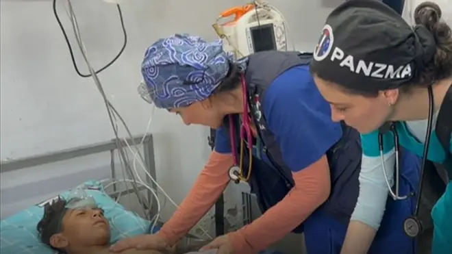 Las médicas australianas Saya Azis y Nada Abu Alrub con Mohamed, un paciente de 13 años que quedó parcialmente paralizado tras un ataque.