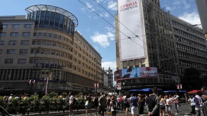 Скуп испред Палате Албанија у центру Београда