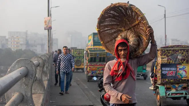 রোদের কারণে শীতের দাপট কমেছে, কর্মস্থলে যাচ্ছেন সাধারণ মানুষ (ফাইল ছবি)