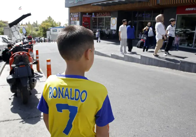 جماهير لاعب النصر كريستيانو رونالدو تنتظر بالقرب من فندق الفريق