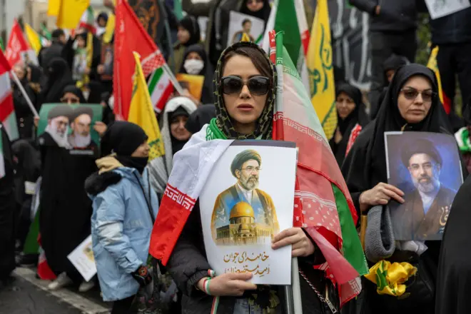 متظاهرة ايرانية ترفع صورة المرشد الأعلى الإيراني مجتبى خامنئي خلال تظاهرة "يوم القدس" في طهران اليوم