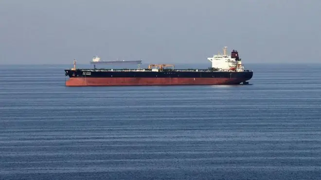 یک نفت‌کش در میان دریا