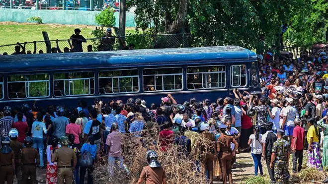 මීගමුව බන්ධනාගර රැඳවියන් රැගෙන යන බස් රථයකි