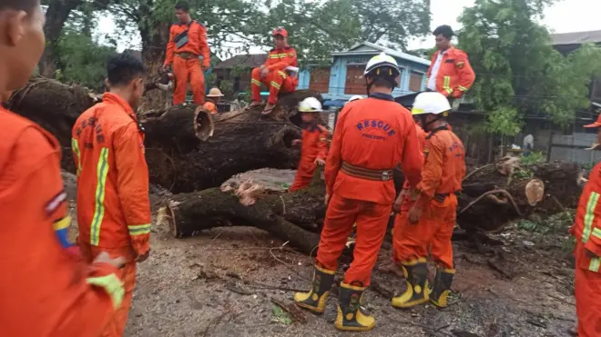 ဧပြီ ၁၇ ရက်က ကြို့ပင်ကောက််မြို့နယ်က လေပြင်းတိုက်လို့ သစ်ပင်လဲကျနေတဲ့ မြင်ကွင်း