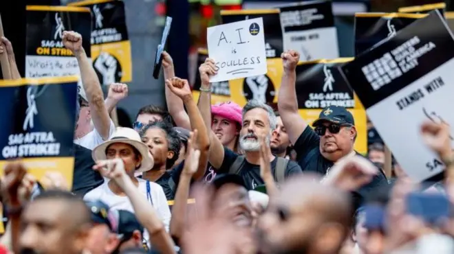 Manifestantes mostram cartazes protestando contra a inteligência artificial.