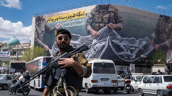 ጠመንጃ የያዘ የኢራን ወታደር ቴህራን ውስጥ