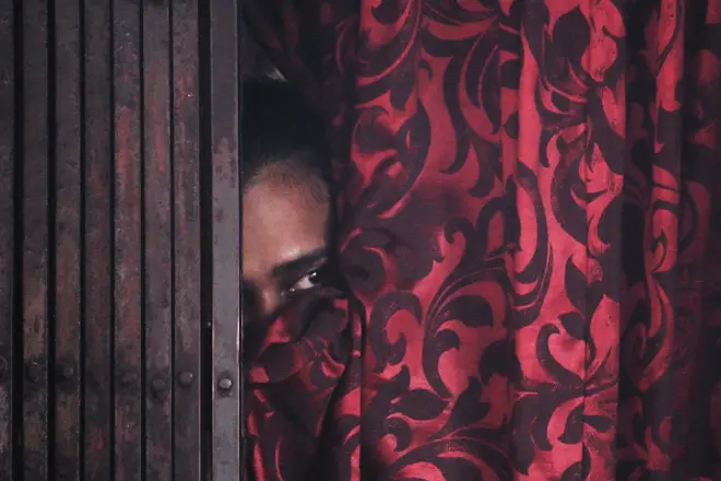 "මේ රස්සාවෙ යෙදිලා ඉන්න මගේ මිතුරියකගෙ දරුවන් දෙන්නාට ඉස්කෝල 15කට වඩා මාරු වෙන්න වුණා. ඒ එයලාගෙ අම්මා ගණිකාවක් කියලා දැනගත්තාට පස්සේ. අපිත් කැමතියි දරුවන්ට උගන්වලා හොඳ තැනකට ගේන්න,"