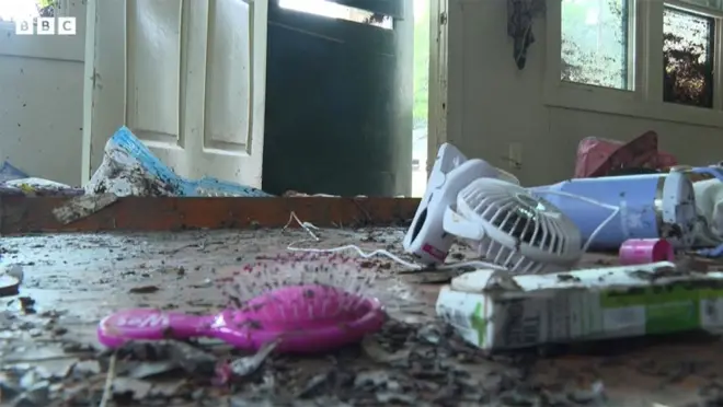 洪水被害にあった女子サマーキャンプの部屋