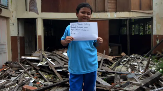 Seorang siswa sekolah dasar berharap pemerintah memperbaiki sekolahnya di Duren Sawit, Jakarta, 4 Maret 2016.