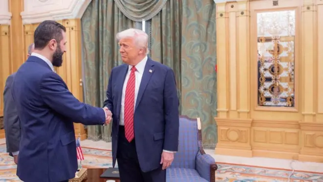 التقى الرئيس الأمريكي دونالد ترامب بالرئيس السوري أحمد الشرع في الرياض، أيار/ مايو 2025