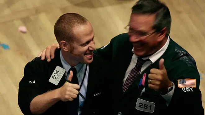 Corredores de la bolsa de Nueva York celebrando.