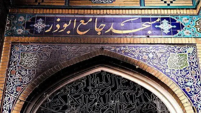 İran'da tahrip edilmiş bir cami girişi yakından görülüyor