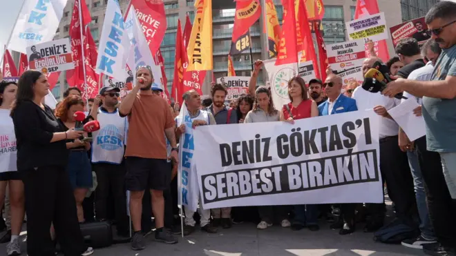 Deniz Göktaş'ı serbest bırakın gösterisi için toplanan kalabalık
