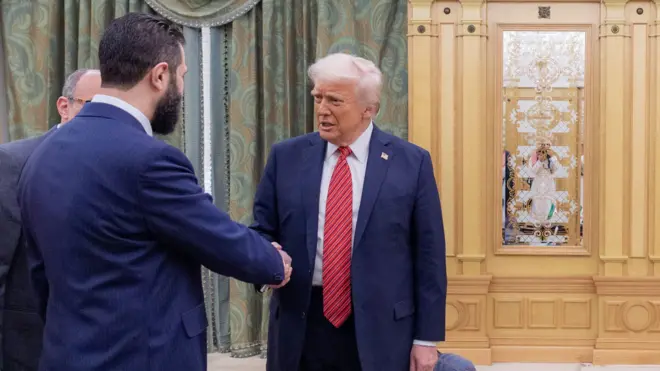 الرئيس الأمريكي دونالد ترامب يصافح رئيس المرحلة الانتقالية في سوريا أحمد الشرع يوم 14 مايو 2025 خلال لقائهما بولي العهد السعودي محمد بن سلمان 