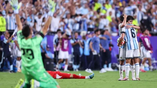منتخب الأرجنتين يحتفل بالتأهل إلى دور نصف نهائي كأس العالم 2026