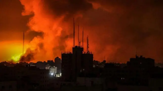 গাজায় বোমা বিস্ফোরণের ছবি