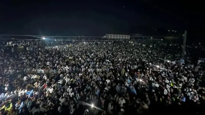د بي بي سي اردو څانګې رپوټ کې د ځايي چارواکو له قوله ویل شوي، له لسو تر ۱۲ زرو پورې کسان په یوه لاریون کې راولاکوټ سیمې ته څلور کیلومتره نژدې رسېدلي دي.