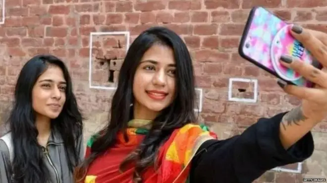 सेल्फी काढत असलेली मुलगी