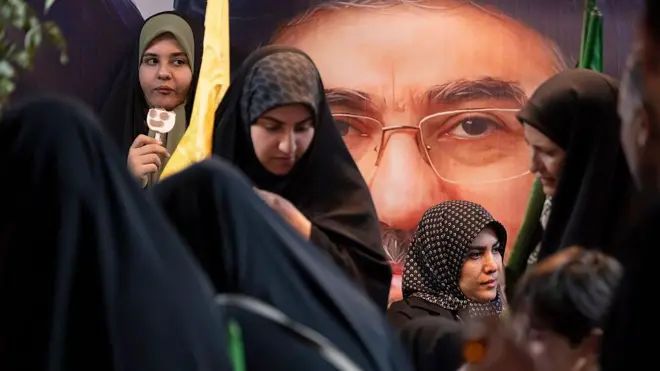 تصویری از مجتبی خامنه‌ای پشت تعدادی از زنان
