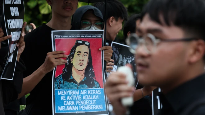 Sejumlah aktivis membentangkan poster saat Aksi Kamisan ke-902 di Surabaya, Jawa Timur, Kamis (02/04).