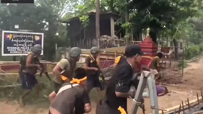 ဇီးကုန်းရဲစခန်းထဲ ဝင်တိုက်ခိုက်နေတဲ့ တော်လှန်ရေးပူးပေါင်းအဖွဲ့တွေ