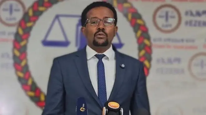 ኣብ ቅድሚ ሎጎ ኢዜማ መግለጺ ዝህብ ሰብ 
