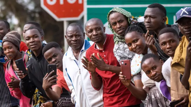 Abantu bahagaze ku muhanda barimo kureba Tour du Rwanda ya 2023