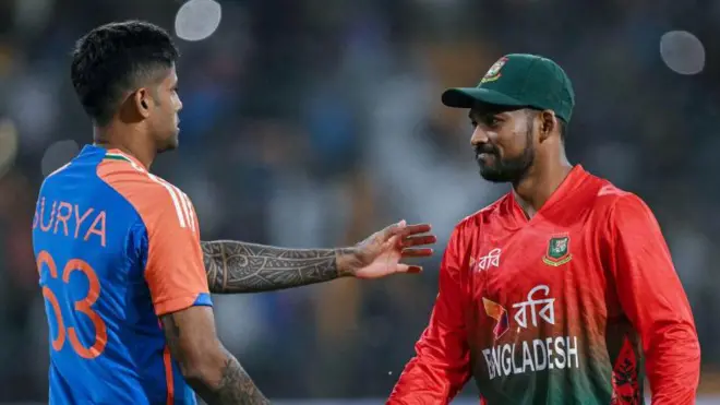 भारत के कप्तान सूर्यकुमार यादव ने 6 अक्तूबर 2024 को ग्वालियर के श्रीमंत माधवराव सिंधिया क्रिकेट स्टेडियम में भारत और बांग्लादेश के बीच खेले गए पहले टी20 क्रिकेट मैच के अंत में बांग्लादेश के कप्तान नज़मुल हुसैन शांतो (दाएं) से हाथ मिलाया.