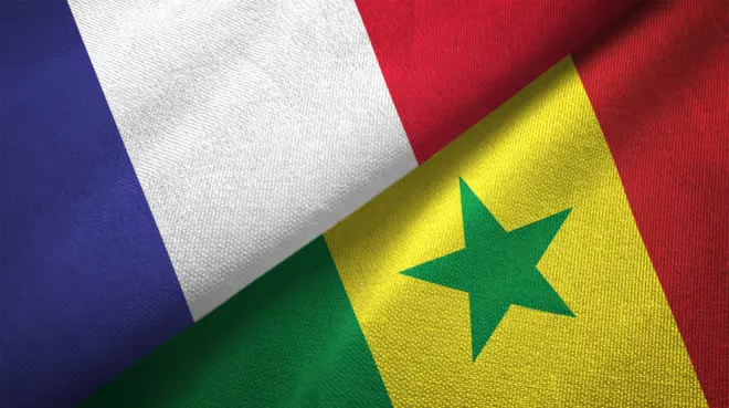 Les drapeaux du Sénégal et de la France