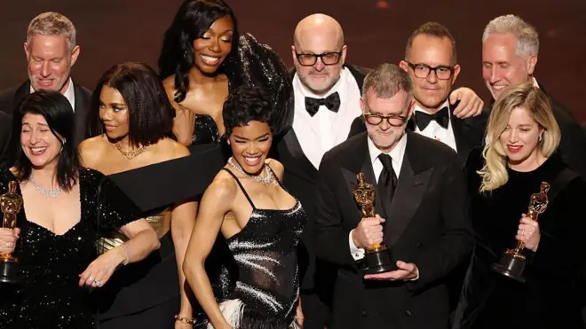 Con seis premios, incluido el de mejor película y mejor director, "Una batalla tras otra" ha sido la triunfadora de la noche.