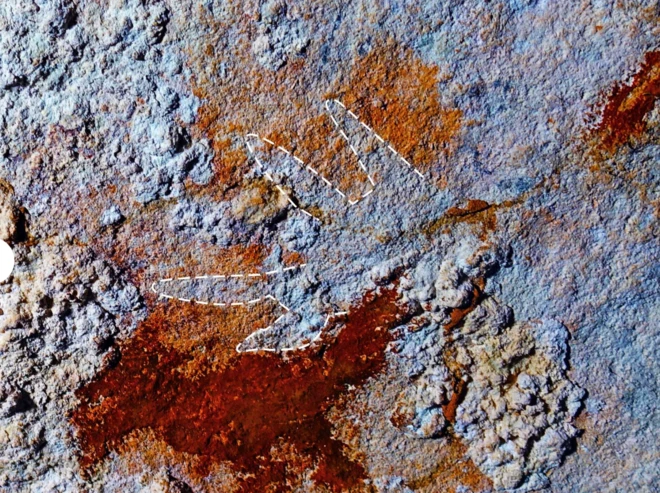 Mağara duvarındaki el çizimini görüyooruz. En az dört parmak sayılabiliyor.