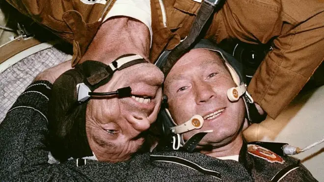 El astronauta estadounidense Donald K. Slayton y el cosmonauta soviético Aleksey A. Leonov en el módulo orbital Soyuz