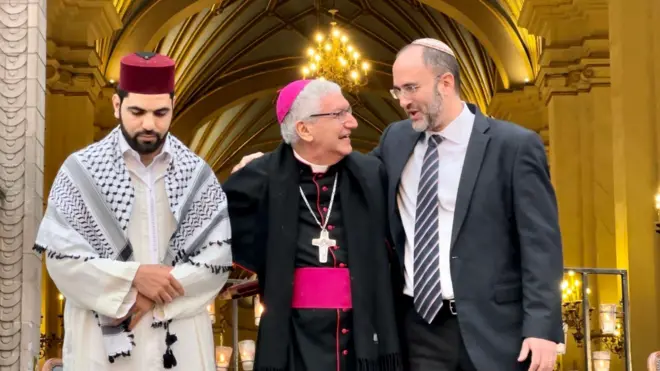 ممثلون لليهود والمسلمين والمسيحيين