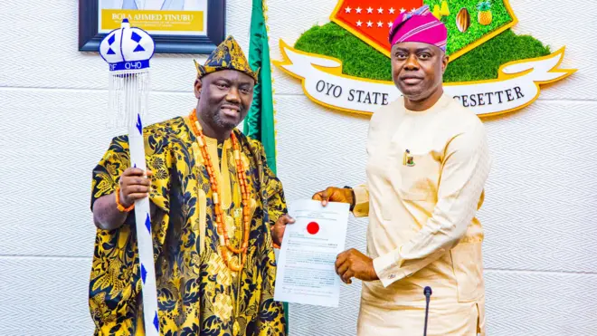 Aworan Alaafin tuntun pẹlu gomina ipinlẹ Ọyọ, Seyi Makinde.