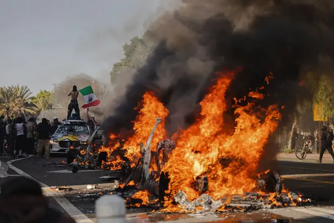 احتجاجات في لوس أنجلوس عقب مداهمات إدارة الهجرة الفيدرالية. لوس أنجلوس، كاليفورنيا - 8 يونيو/حزيران. 