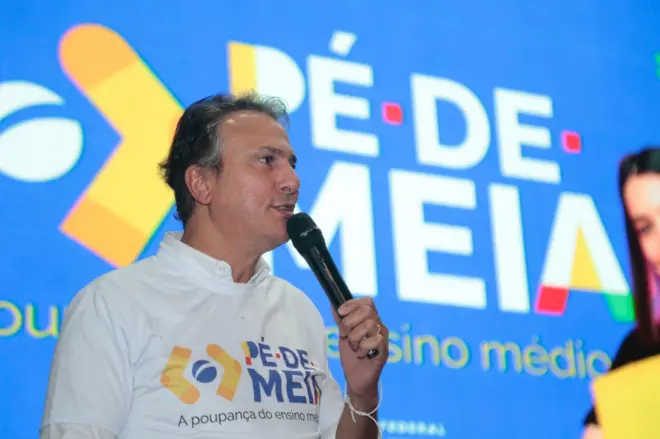 Camilo Santana discursa durante evento do programa Pé-de-Meia
