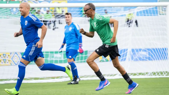 Perezida Kagame arimo gukina umupira i Nyamirambo