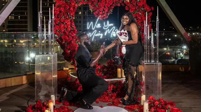 Olulufẹ meji lori orule ile kan niluu Eko