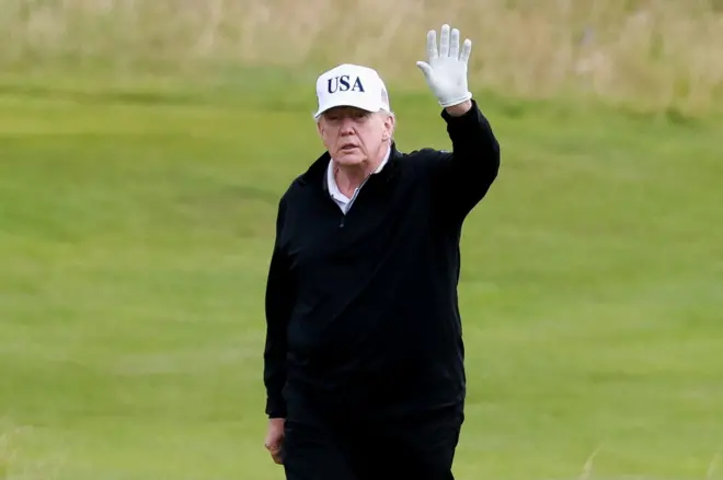 tramp, tramp u škotskoj, tramp igra golf u škotskoj