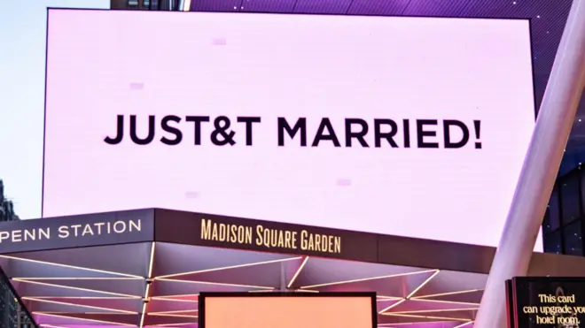 Inyubako ya Madison Square Garden igaragaza urumuri rw'iroza ruriho amagambo yo mu Cyongereza 'JUST&T MARRIED', mu bukwe bwa Taylor Swift naTravis Kelce, i New York, muri Amerika, ku itariki ya 3 Nyakanga (7) mu 2026.