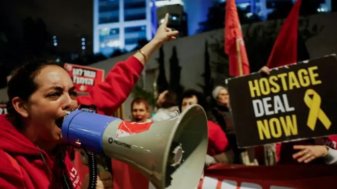 Bannaanbax ka dhacay Israa’iili ah oo lagu dalbanayo heshiis lagu sii daayo la haystayaasha Israa’iil ee ay haystaan ​​Xamaas