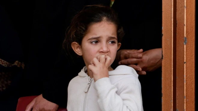 طفلة في تشييع أحد أفراد عائلتها في خان يونس