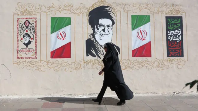 Obinrin ọmọ ilẹ Iran kan n rin kọja nibi ti aworan Oloogbe Ayatollah Ali Khamenei wa ni Tehran, Iran, ọjọ kẹẹẹdogun oṣu Keje, 2026.