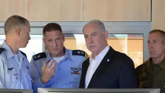  Netanyahu alitembelea kambi ya jeshi la anga huko Tel Aviv mnamo Oktoba 8, 2023