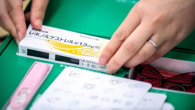 緊急避妊薬「レボノルゲストレル」の箱がカウンターから差し出される様子をアップで写した写真