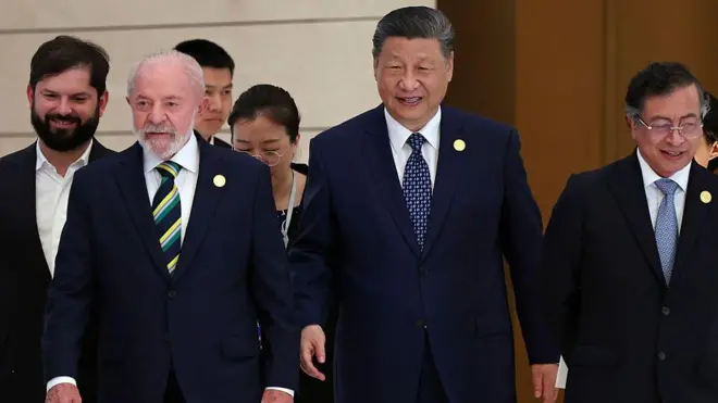 El presidente chileno, Gabriel Boric, el presidente brasileño, Luiz Inácio Lula da Silva, y el presidente chino, Xi Jinping en Pekín durante el Foro China-CELAC.