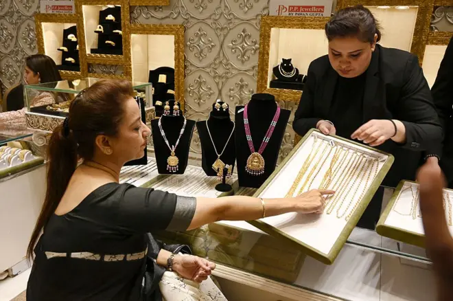 Bir kişi, 21 Mayıs 2026’da Hindistan’ın Cammu ve Keşmir bölgesindeki Srinagar’da düzenlenen bir mücevher fuarında altın kolye ve küpeleri inceliyor. 2025. 