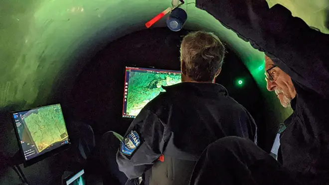 टाइटन पनडुब्बीभित्रको दृश्य 