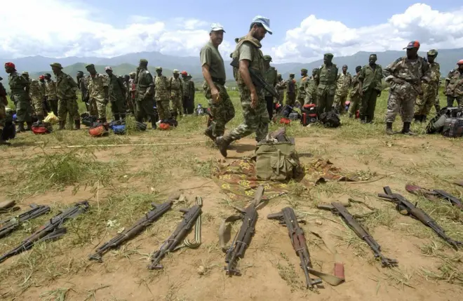 Imihate yindi yo gusenya umutwe wa FDLR yakozwe mbere yaciye intege uyu mutwe ariko kuwurandura biracyari ihurizo. Ku ifoto ni mu 2005 ubwo bamwe mu barwanyi ba FDLR bishyikirizaga MONUSCO mbere yo gusubizwa mu Rwanda