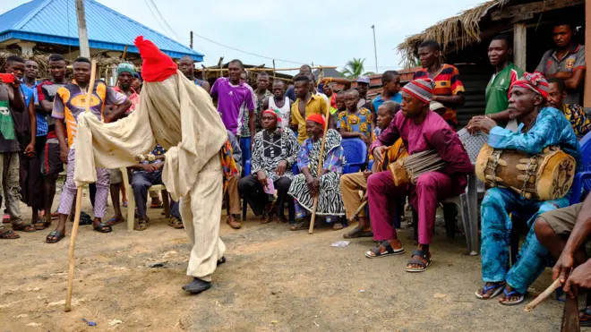 Awọn eeyan to n wo Egungun kan to n jo nipinlẹ Ebonyi 